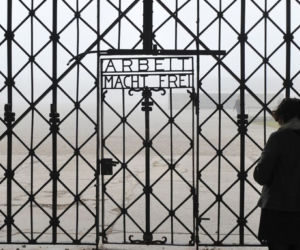 napis Arbeit macht frei skradziony w Dachau