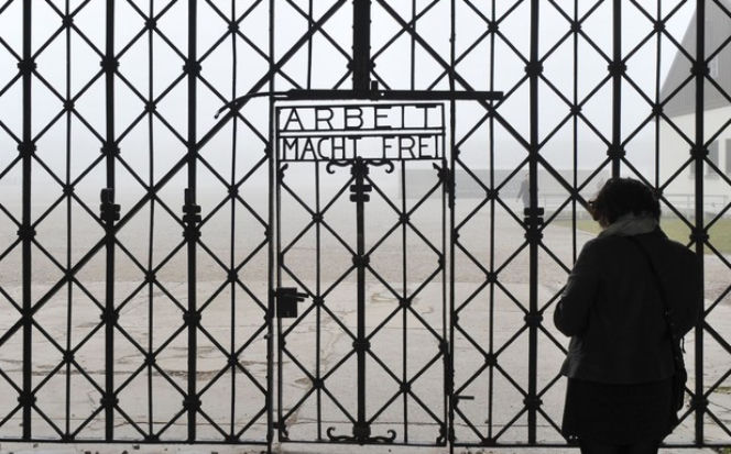 napis Arbeit macht frei skradziony w Dachau