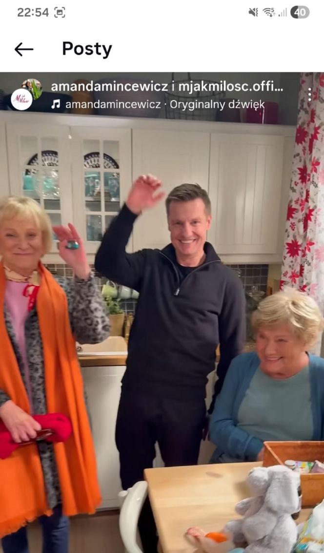 M jak miłość na planie. Paweł (Rafał Mroczek), Kisielowa (Małgorzata Rożniatowska), Barbara (Teresa Lipowska)