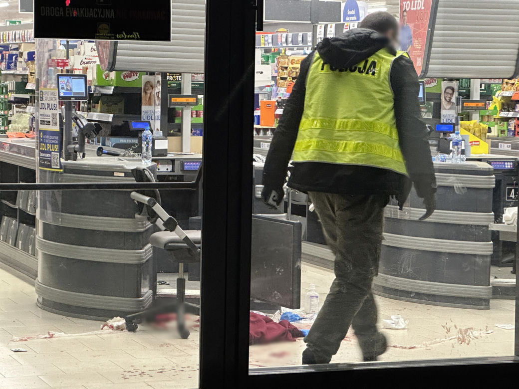Makabra w Lidlu. Zamaskowany nożownik pociął dwie osoby. Agresor uciekł z miejsca zdarzenia