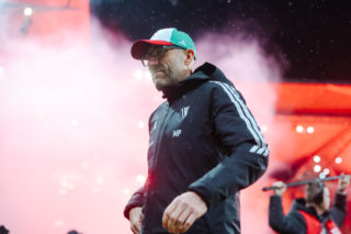 Legia - Lech: Kibice opóźnili mecz! Wielkie racowisko w Warszawie