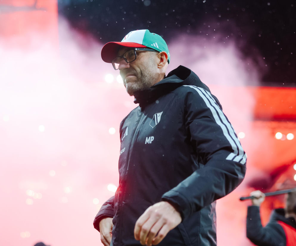 Trener Marek Papszun w czapce z daszkiem na tle dymu z rac. O meczu Legia - Lech przeczytasz na SE Supersport.