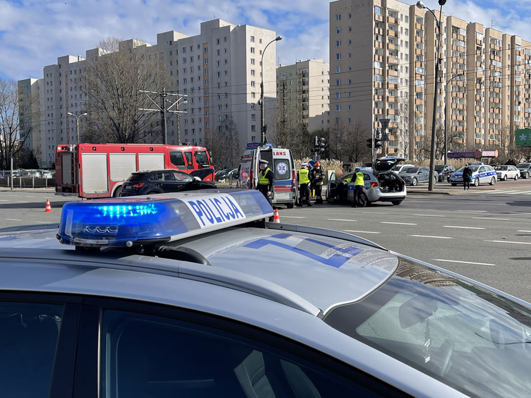 Dramatyczna akcja na Bemowie! Udzielali pomocy rannym. Kilka metrów dalej umierał w aucie mężczyzna