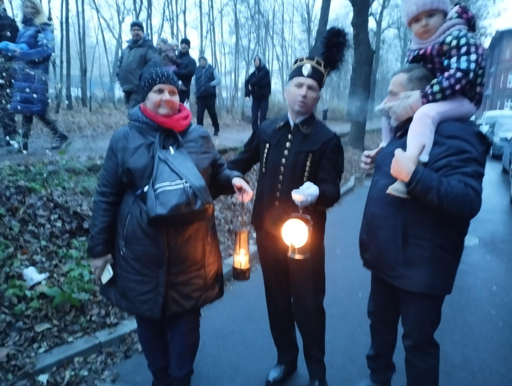 Barbórka 2024. Górnicza orkiestra robi pobudkę na Nikiszowcu