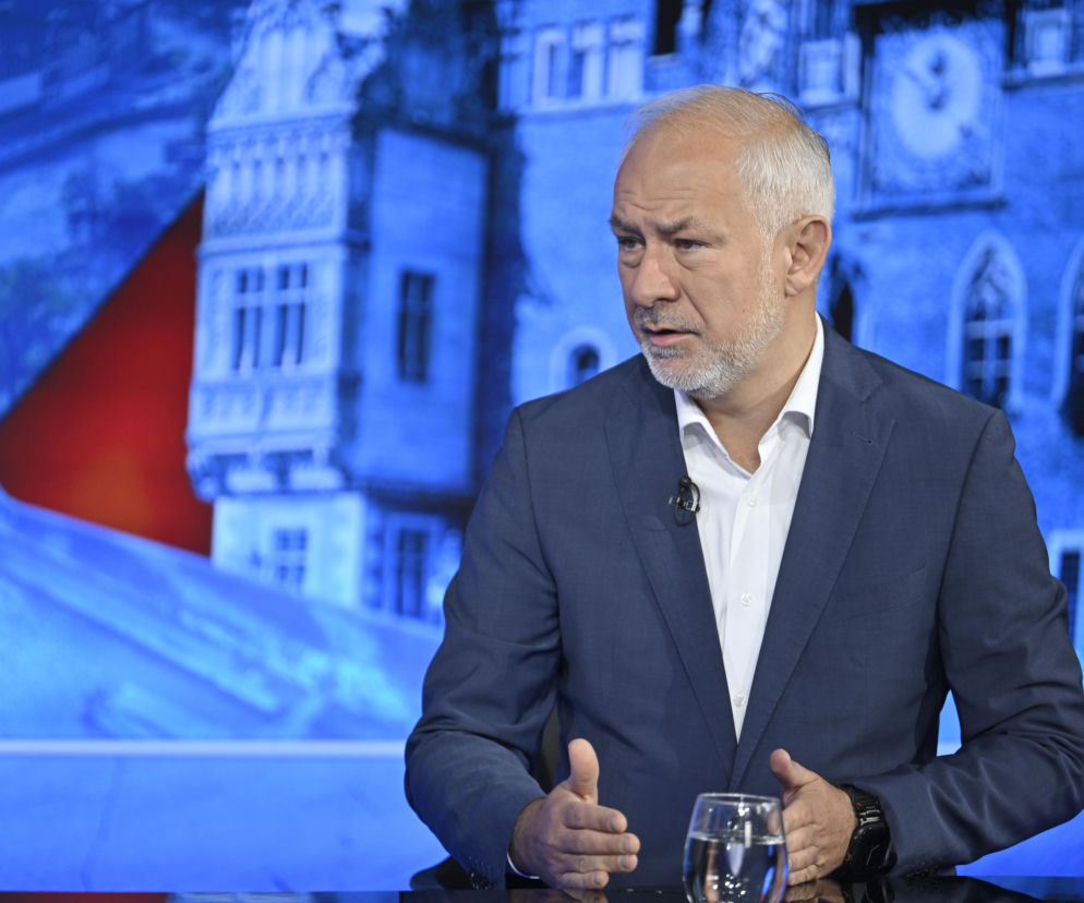 Poseł KO Grzegorz Napieralski podczas rozmowy w studio. O pomyśle zakazu social mediów dla dzieci przeczytasz na SE Polityka.