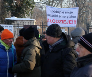 Protest mundurowych emerytów pod kancelarią premiera