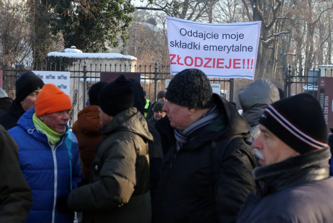 Protest mundurowych emerytów pod kancelarią premiera