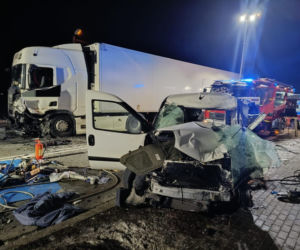 Poważny wypadek w Uszwi. Zderzenie czołowe na DK75, droga jest zablokowana