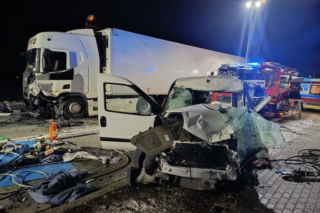 Wypadek w Uszwi na DK75. Zderzenie czołowe, droga zablokowana