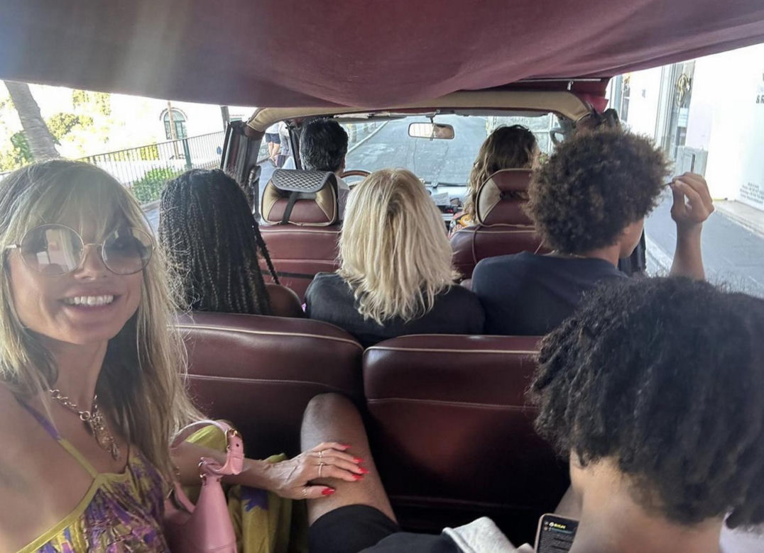 50-letnia Heidi Klum wsadziła półnagi biust w talerz pomidorów. Tak szaleje na Capri