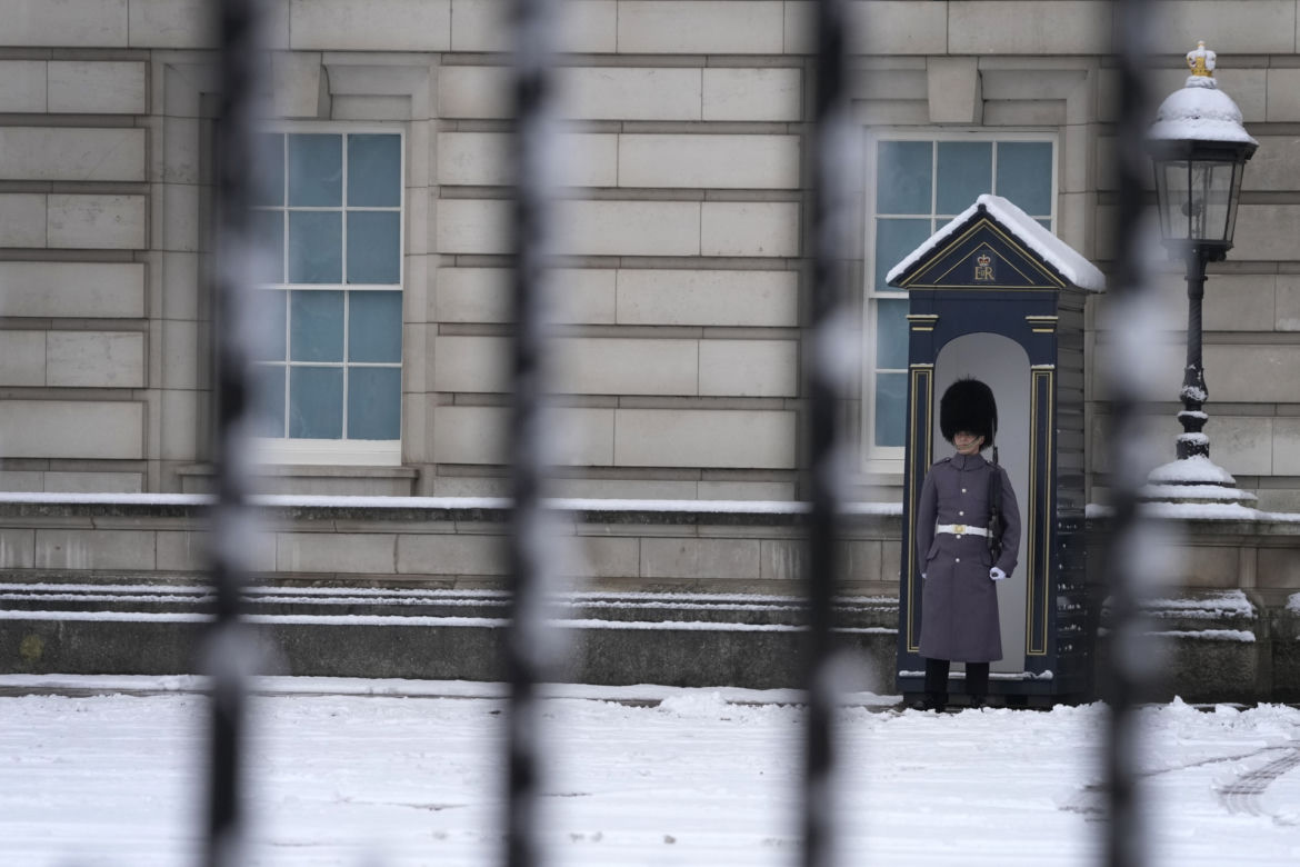 Pałac Buckingham podpalony! Płomienie w rezydencji rodziny królewskiej