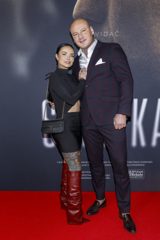 Artur Szpilka z narzeczoną Kamilą Wybrańczyk na premierze filmu "Szpilka"