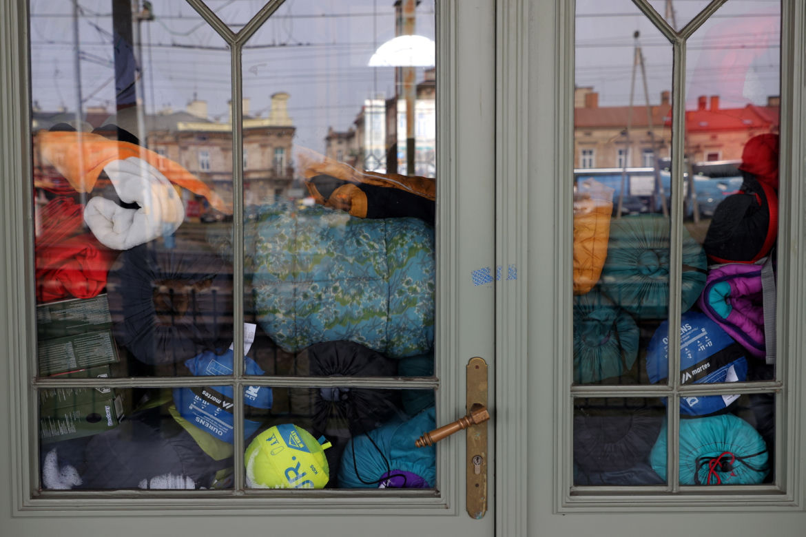Ukraińscy uchodźcy oczekujący na pomoc na dworcu w Przemyślu