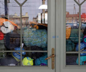 Ukraińscy uchodźcy oczekujący na pomoc na dworcu w Przemyślu