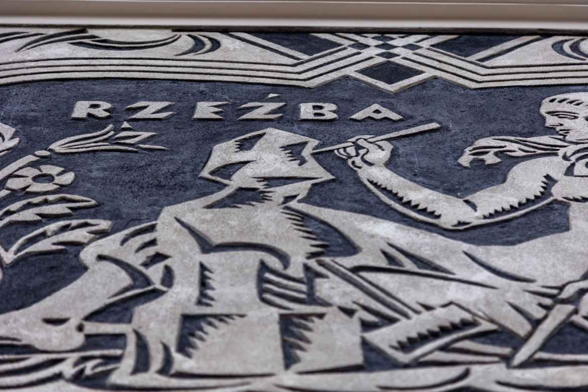 Nowe życie sgraffito. Zobacz odrestaurowane cztery warszawskie sgraffiti 