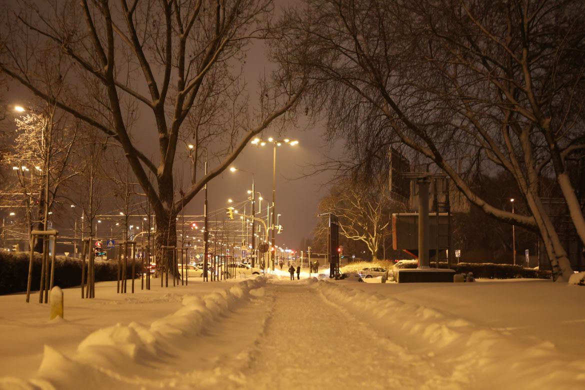 Śnieżny Lublin wieczorową porą