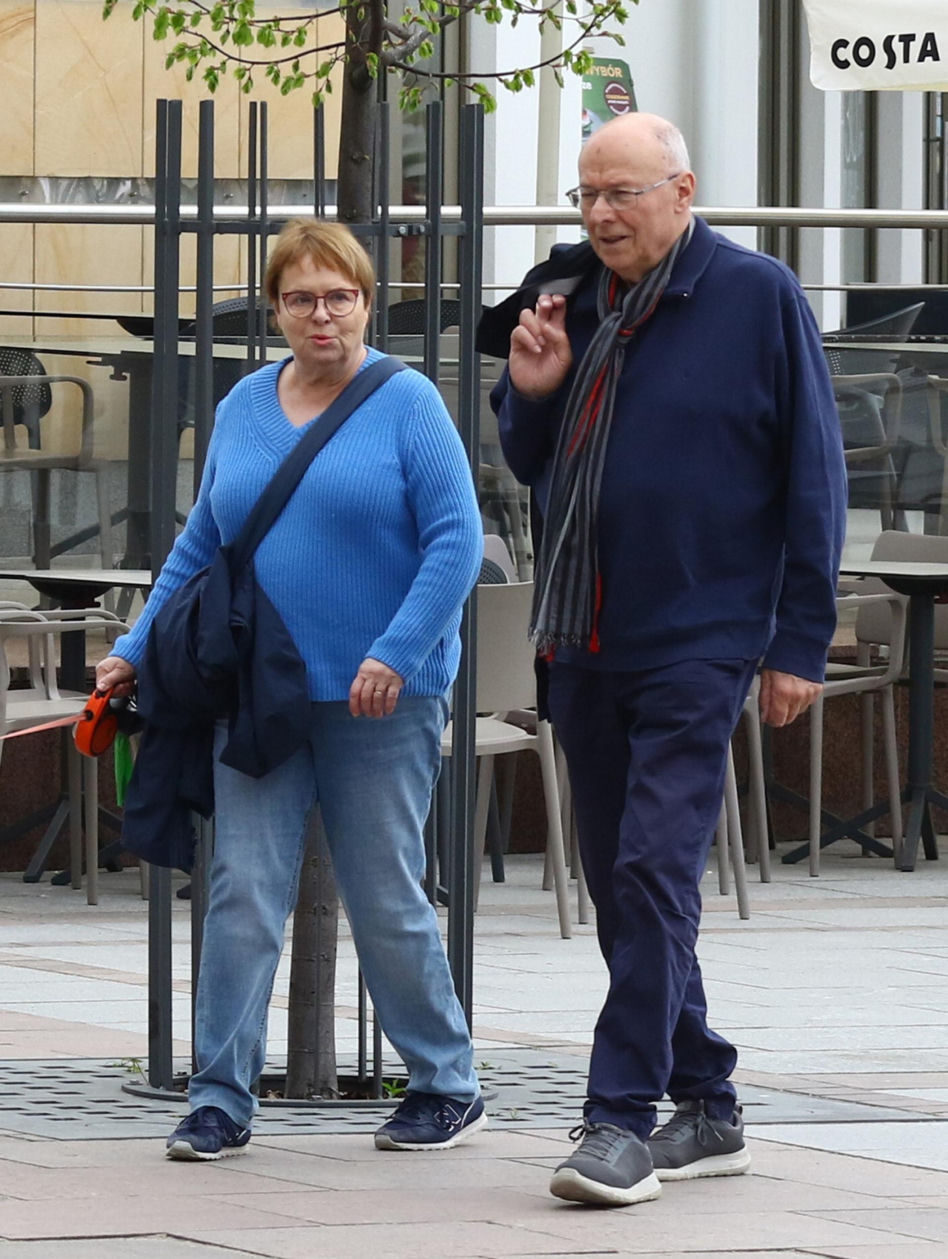 Ilona Łepkowska z mężem i psem na spacerze w Sopocie