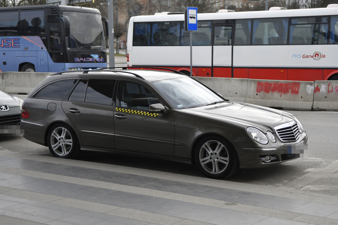 Pseudotaksówkarze żerują na uchodźcach! 50 zł za wejście, 40 zł za kilometr