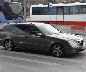 Pseudotaksówkarze żerują na uchodźcach! 50 zł za wejście, 40 zł za kilometr