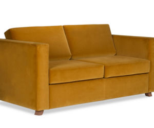 Musztardowa sofa do salonu. Wybraliśmy 10 najmodniejszych modeli!