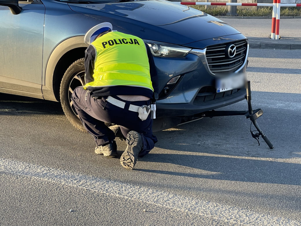  Potrąciła 10-latka na przejściu. Chłopca zabrała karetka