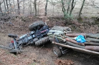 Groźny wypadek w Izdebkach. Ciągnik przygniótł mężczyznę [ZDJĘCIA]