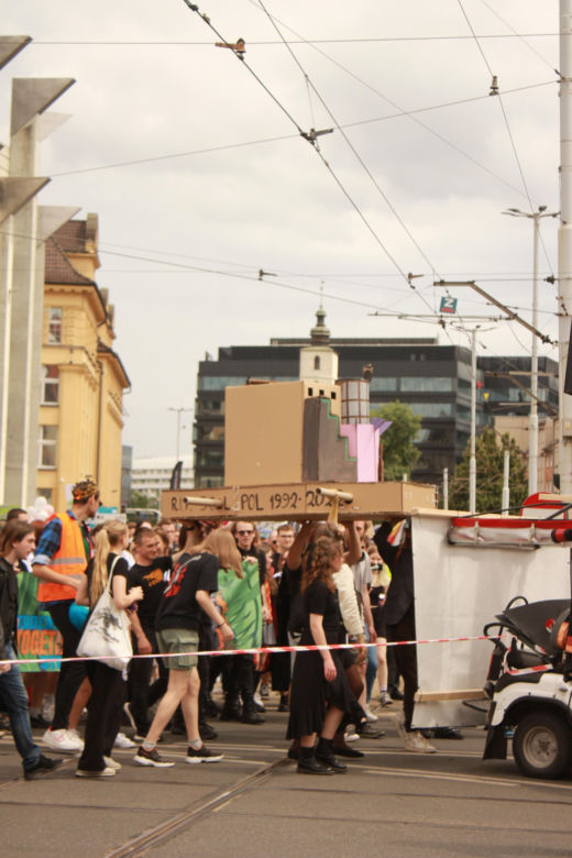 Studenci opanowali Wrocław. Pochód juwenaliowy przeszedł ulicami miasta. Było śpiewająco! [ZDJĘCIA]