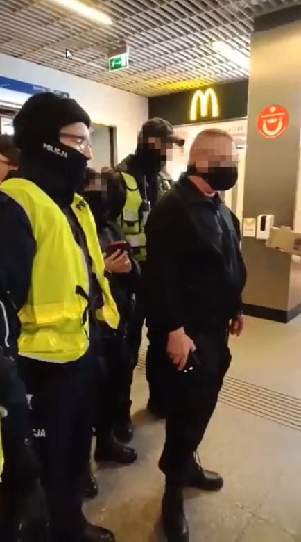 Wolontariusze pomagający uchodźcom wygonieni z dworca. Kolejna skandaliczna interwencja policji