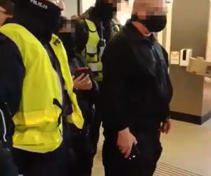 Wolontariusze pomagający uchodźcom wygonieni z dworca. Kolejna skandaliczna interwencja policji