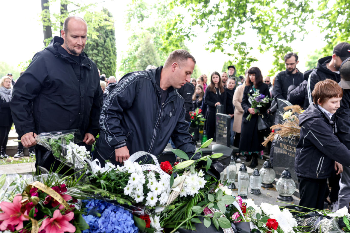 Tłumy na pogrzebie legendy polskiego rapu. Pożegnaliśmy Jokę z Kalibra 44