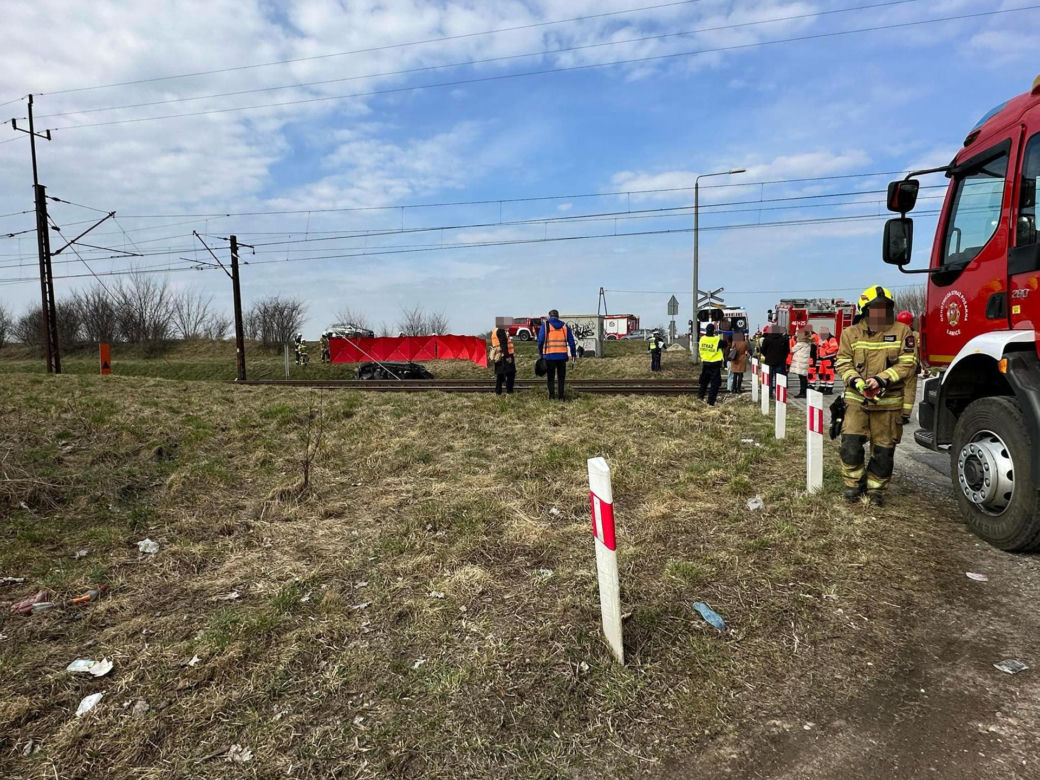 Tragedia na torach! Dwie ofiary śmiertelne po zderzeniu pociągu z autem