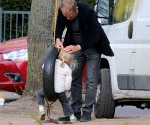 Donald Tusk z wnuczka na placu zabaw