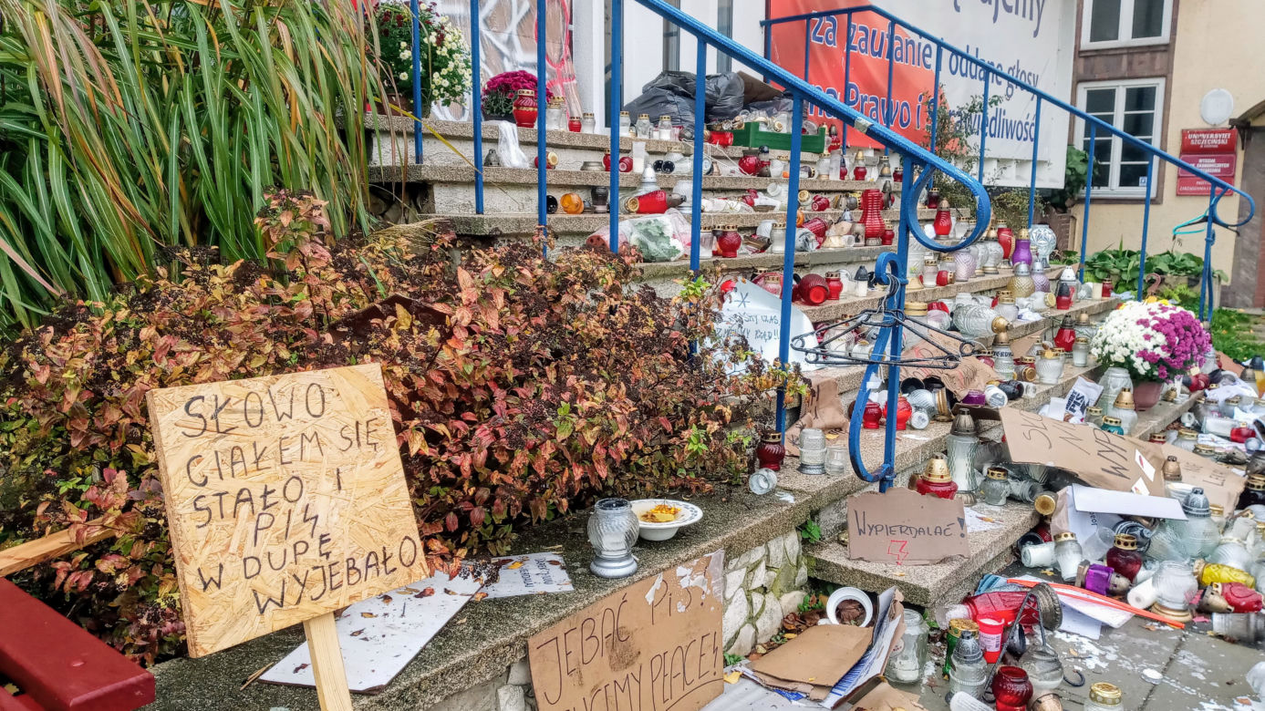 Chryzantemy i znicze pod siedzibą PiS w Szczecinie