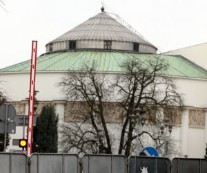 Kuchciński pilnuje sejmy jak granicy z NRD