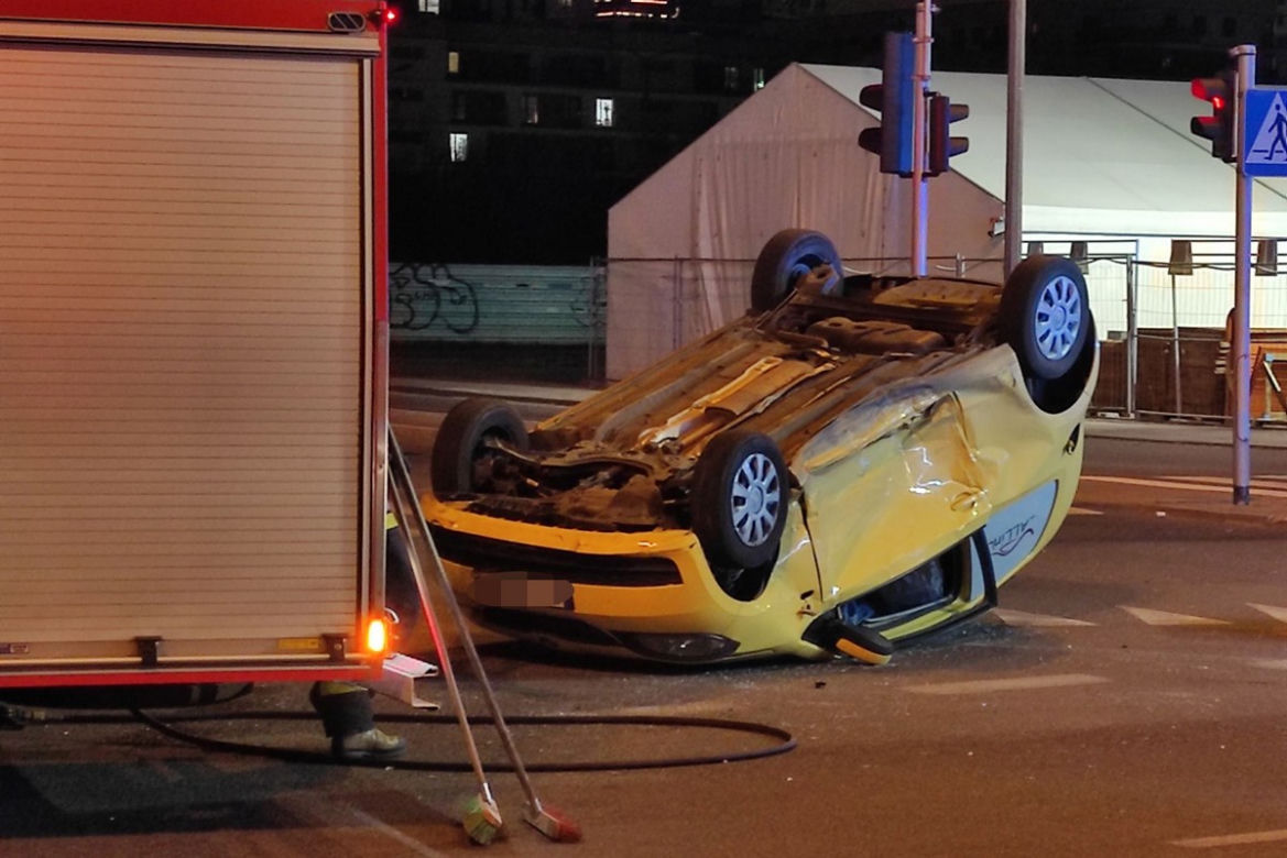 Wypadek na Ostrobramskiej. Skoda dachowała. Kobieta w ciąży w szpitalu 