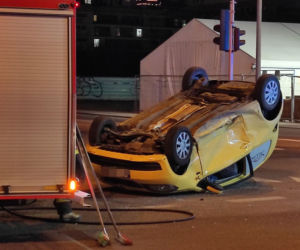 Wypadek na Ostrobramskiej. Skoda dachowała. Kobieta w ciąży w szpitalu 