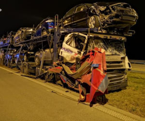 Lora z osobówkami zderzyła się z ciężarówką