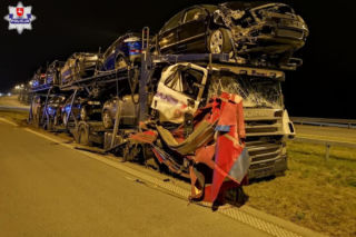Koszmar laweciarza! Lora z osobówkami zderzyła się z ciężarówką