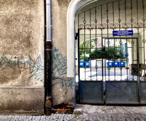 Bazgroły szpecą ściany kamienic nie tylko w zaułkach Głównego Miasta. Co raz częściej widoczne są one także przy najważniejszych ulicach: Długiej, Długim Targu czy Piwnej. 