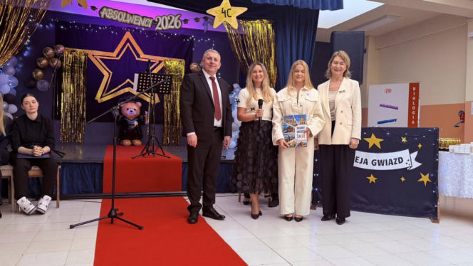 Dzień pełen emocji i wzruszeń. Maturzyści Baczyńskiego w Starachowicach żegnają szkołę