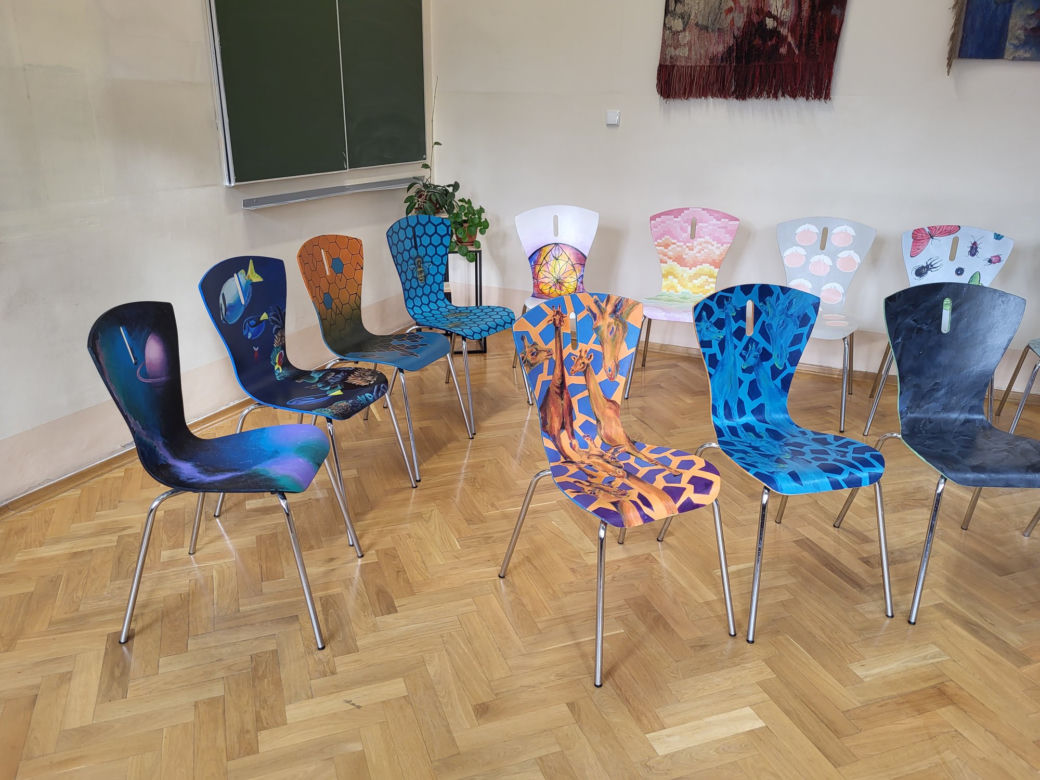 Piękna akcja uczniów z bielskiego liceum. Przygotowali stylizowane krzesła dla WOŚP-u