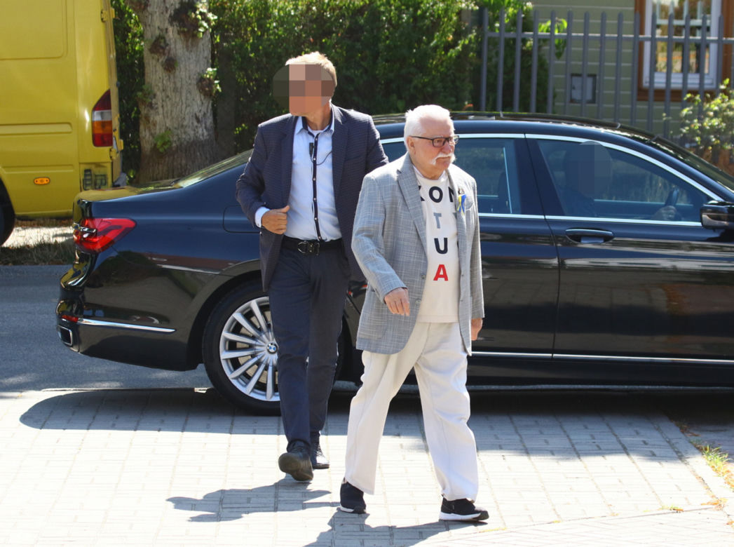 Lech Wałęsa wyszedł ze szpitala. Swoje kroki skierował do kościoła