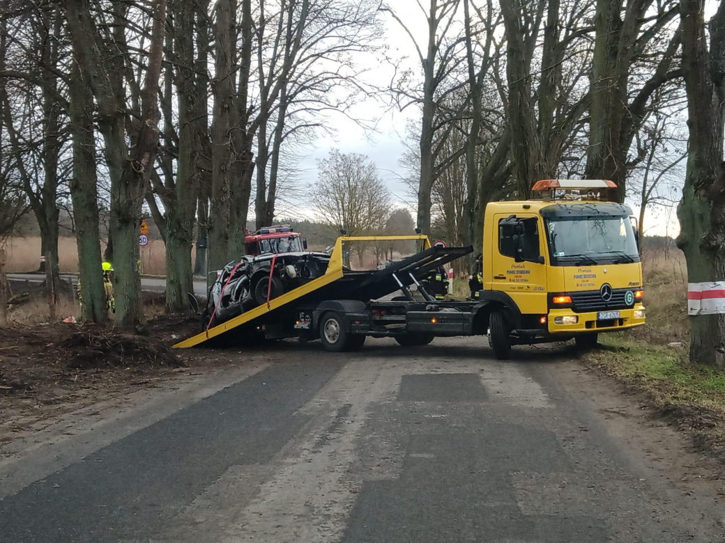 Macierz. 37-latek i 28-latka zginęli po uderzeniu w drzewu. To byli strażacy ochotnicy [ZDJĘCIA]