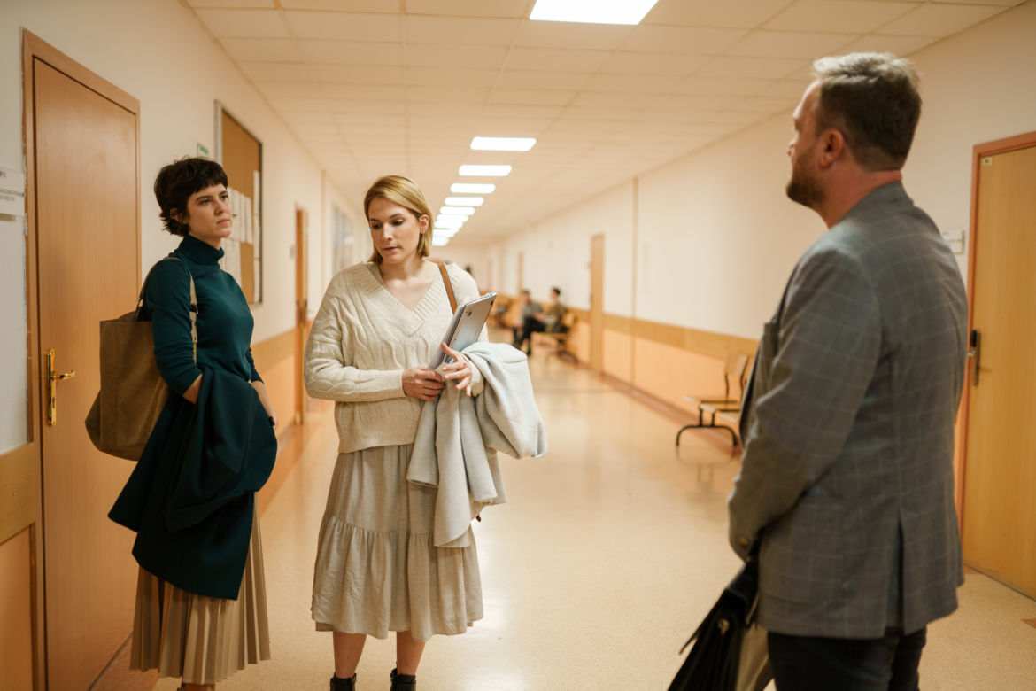 Przyjaciółki, sezon 17, odc. 196: Paweł (Bartek Kasprzykowski), studentka Gabriela (Weronika Warchoł), Iwona (Wiktoria Wolańska)