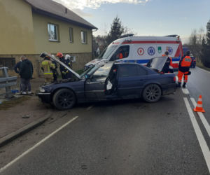 WYPADEK w Siemiechowie. Kierował 18-latek. Jego rówieśnik poważnie ranny