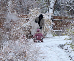 Maciej Pela zabrał córeczki na sanki