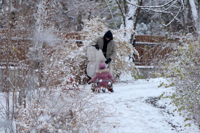 Maciej Pela zabrał córeczki na sanki