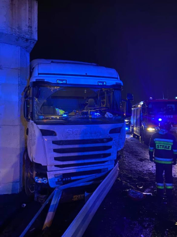 Okropny wypadek na A4 w stronę Katowic. Jedna osoba ranna, tworzą się wielkie korki 
