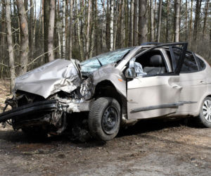 Śmigłowiec zabrał ją do szpitala w Płocku! Jej chevrolet uderzył w drzewo [ZDJĘCIA]