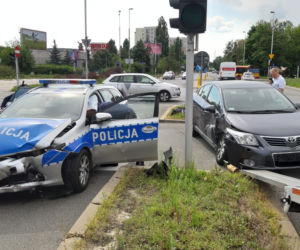 Roztrzaskany radiowóz na Ursynowie. Policjanci uderzyli w osobówkę